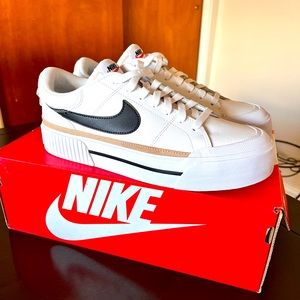 Women’s Air Legacy Lift - Size 9